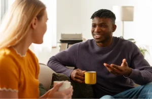 A comunicação clara e empática é a chave para relacionamentos pessoais saudáveis e satisfatórios. | Foto: Freepik.