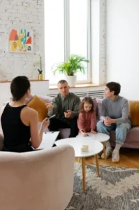 A união familiar tem o poder de transformar as relações dentro de casa, promovendo um ambiente de paz, compreensão e felicidade. | Foto: Freepik.